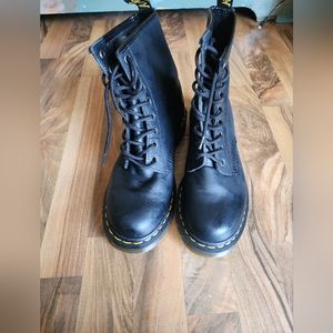 NEW Dr. Martens TheOriginals Size 9